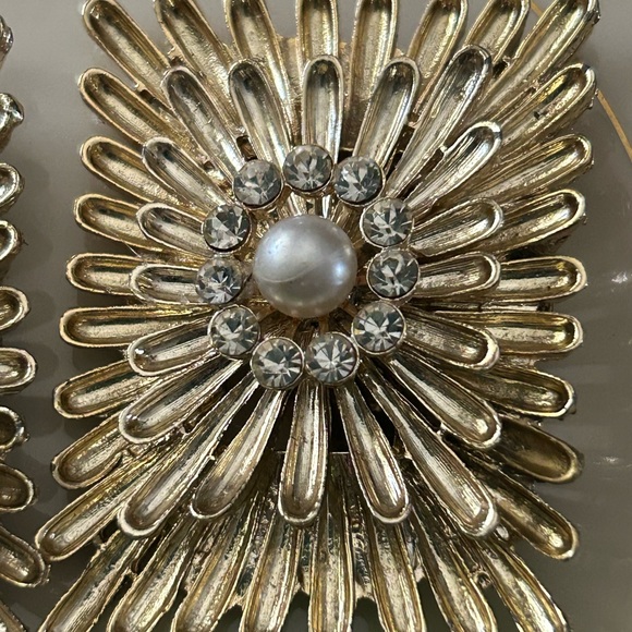 Vintage Shoe Clips in Gold Burst w Rhinestones & Center Pearl - Picture 9 of 9